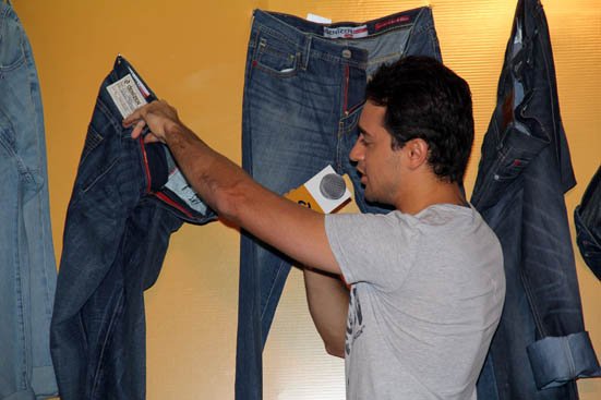 Imran Khan Showing Us the Canvas Label Imran Khan Showing Us the Canvas Label
